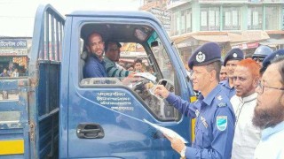 নরসিংদীতে করোনাভাইরাস প্রতিরোধে জেলা পুলিশের প্রচারপত্র বিলি